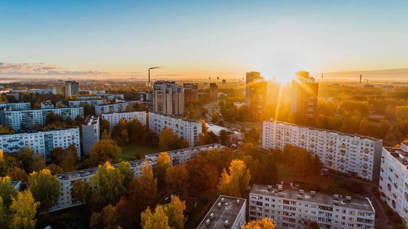 Panorama miejskiego osiedla mieszkaniowego o wschodzie słońca