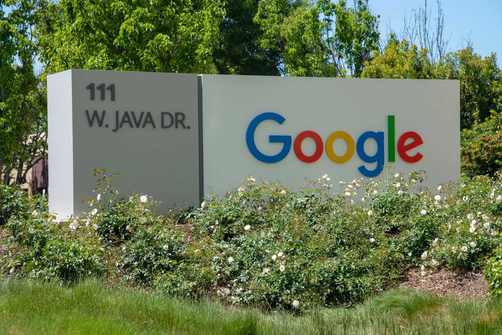 Tablica z logo Google przed siedzibą firmy przy 111 W. Java Dr – symbol globalnej marki
