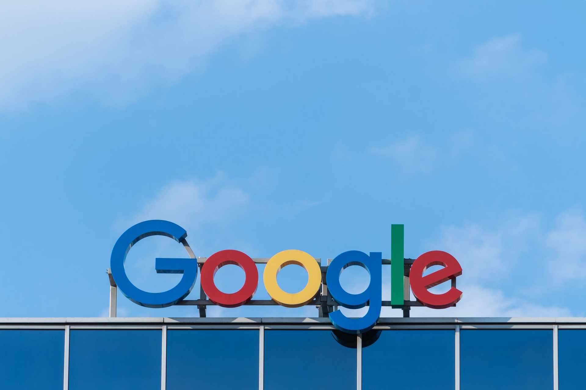 Logo Google na dachu nowoczesnego biurowca