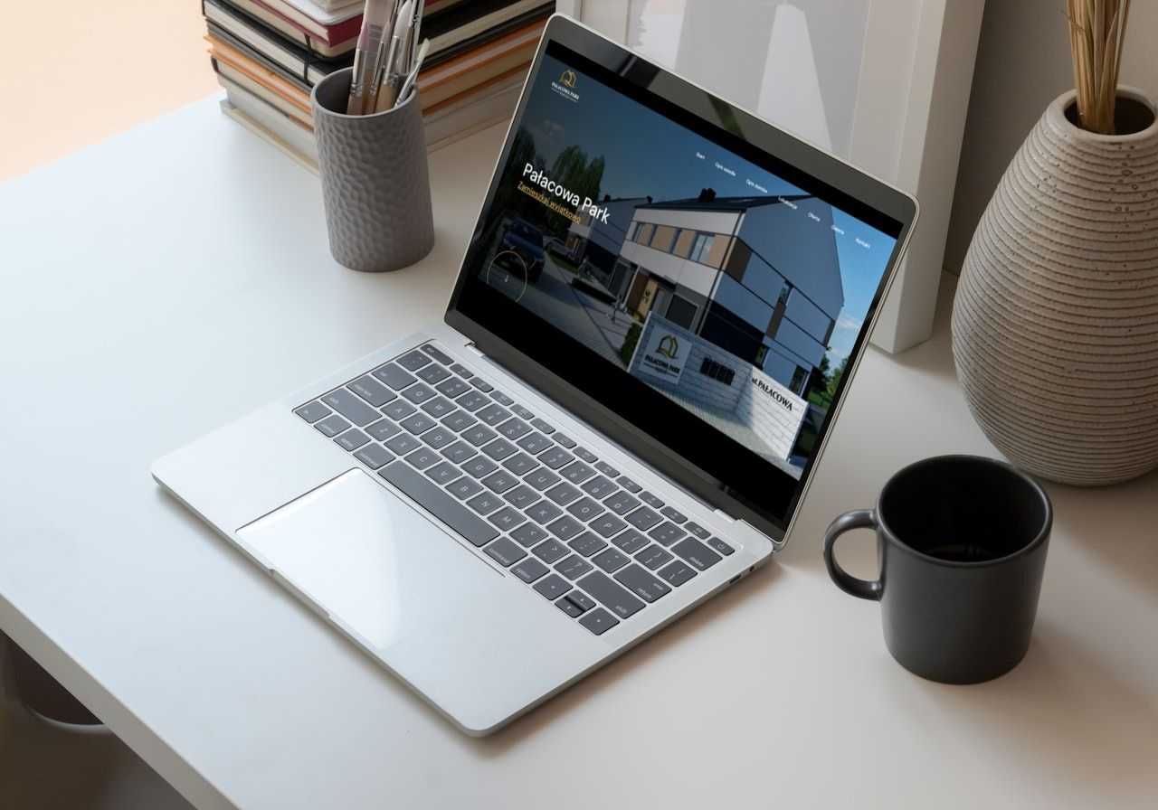 Strona dewelopera z Łodzi wyświetlona na ekranie laptopa 