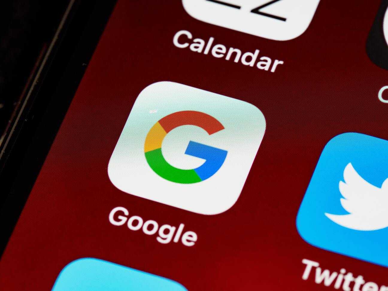 Zbliżenie na ikonę aplikacji Google na ekranie smartfona