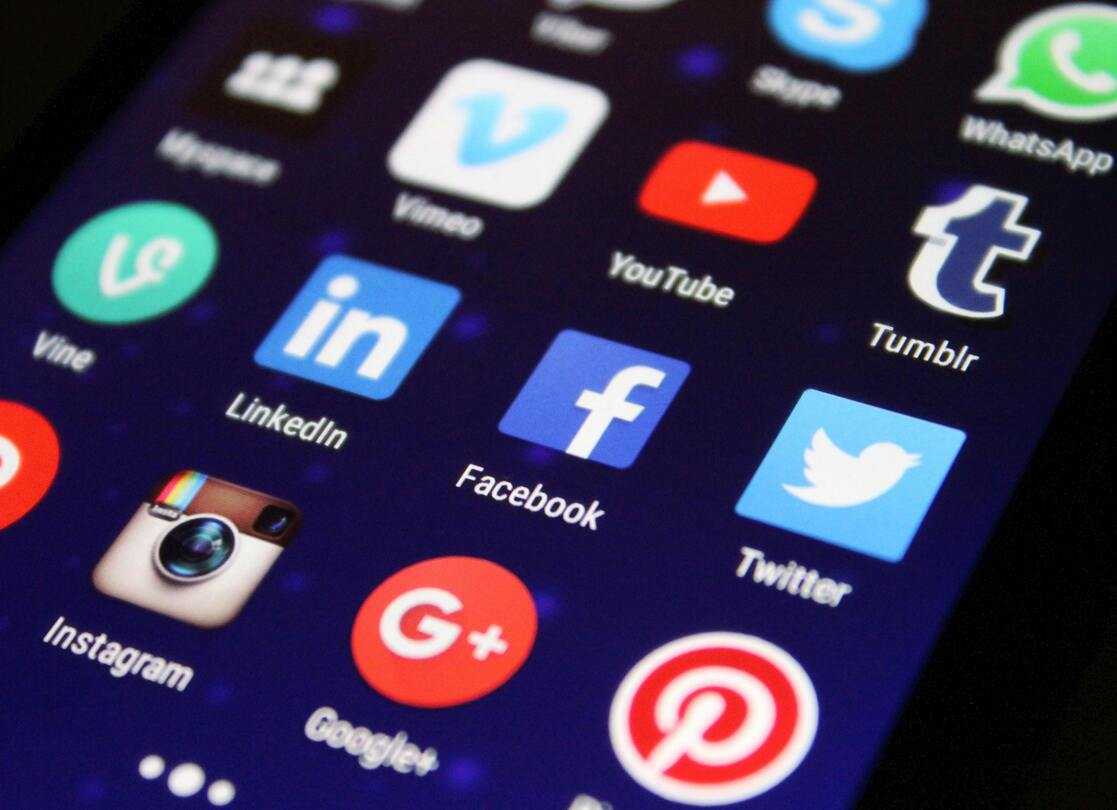 Ekran smartfona z widocznymi ikonami popularnych aplikacji społecznościowych
